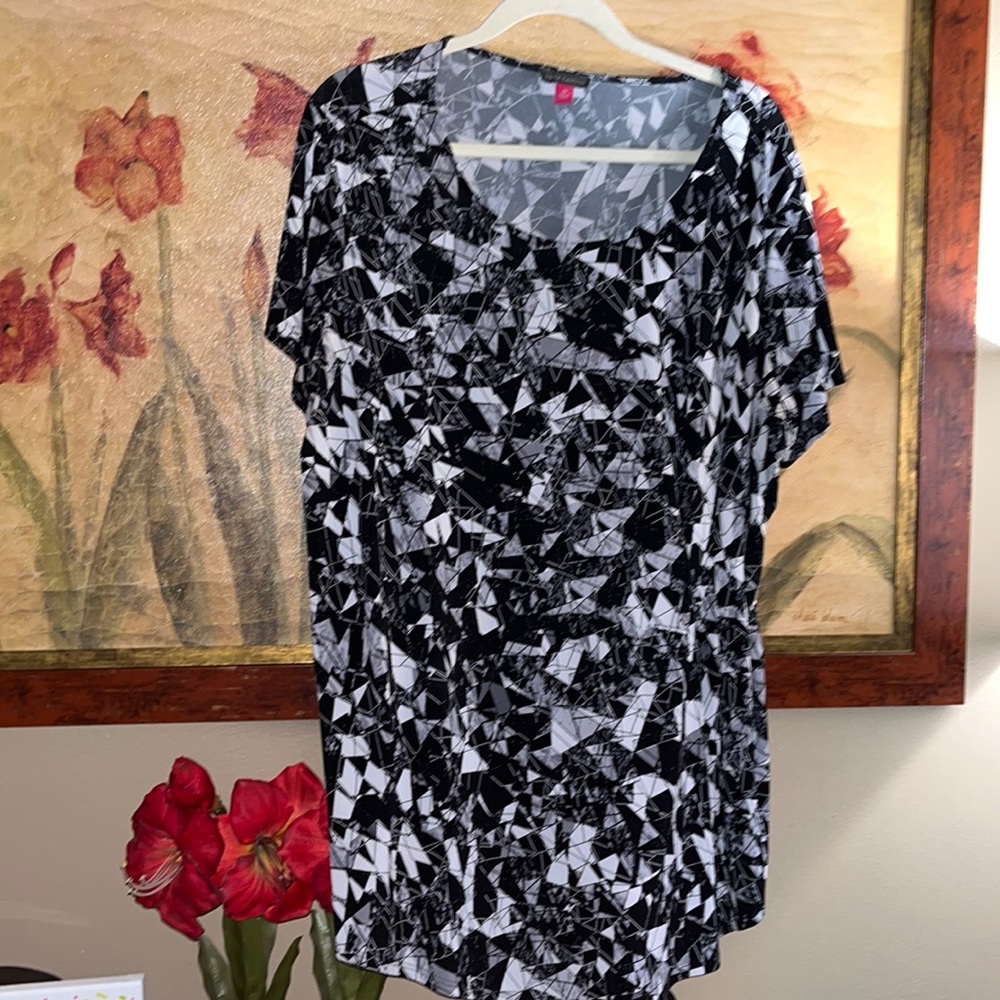 Vince Camuto Black and White Geometric Short Sleeve Blouse